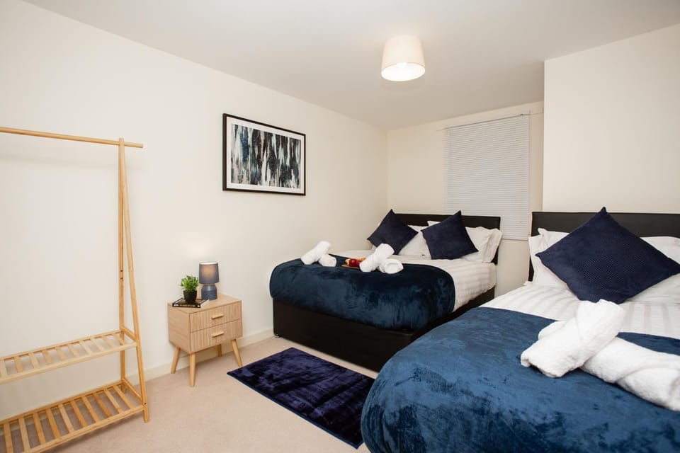Bed, Living room, Photo of the whole room, Seating area, Bedroom, towels