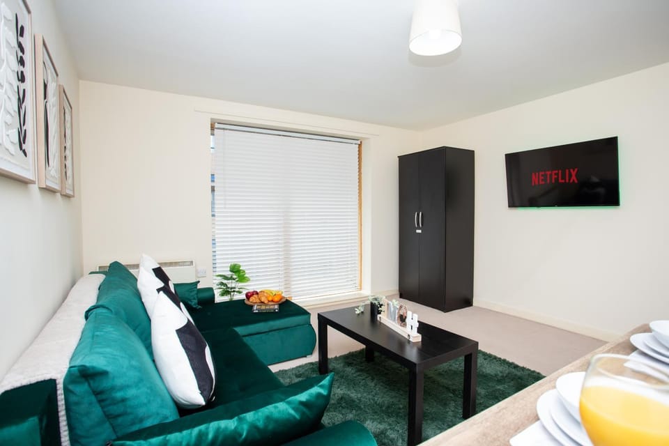 Communal lounge/ TV room, TV and multimedia, Living room, Seating area, Dining area, Evening entertainment, wardrobe