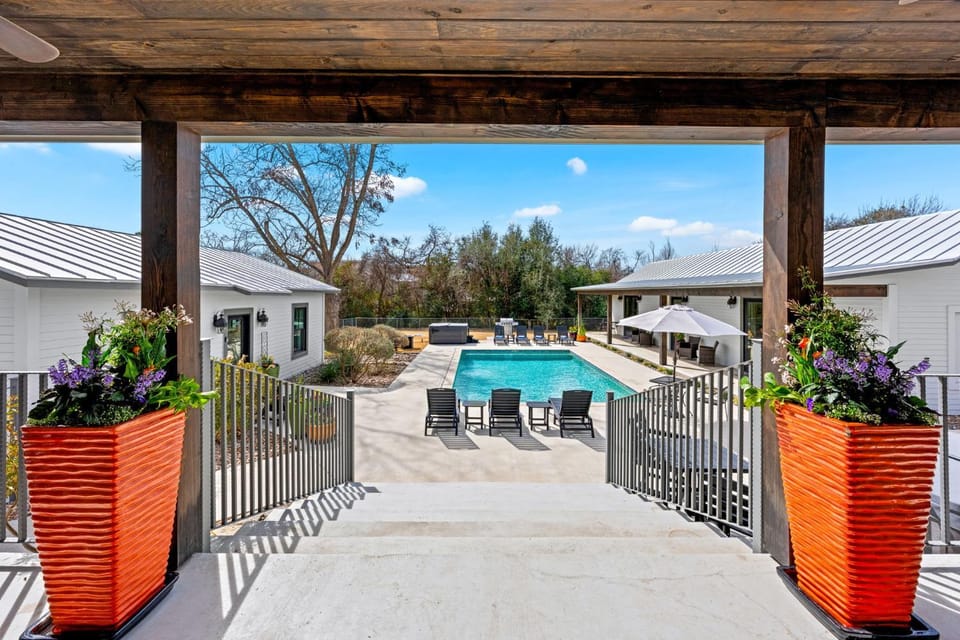Miles Manor - Pool 2 Hot Tubs & Walk to Main House in Fredericksburg
