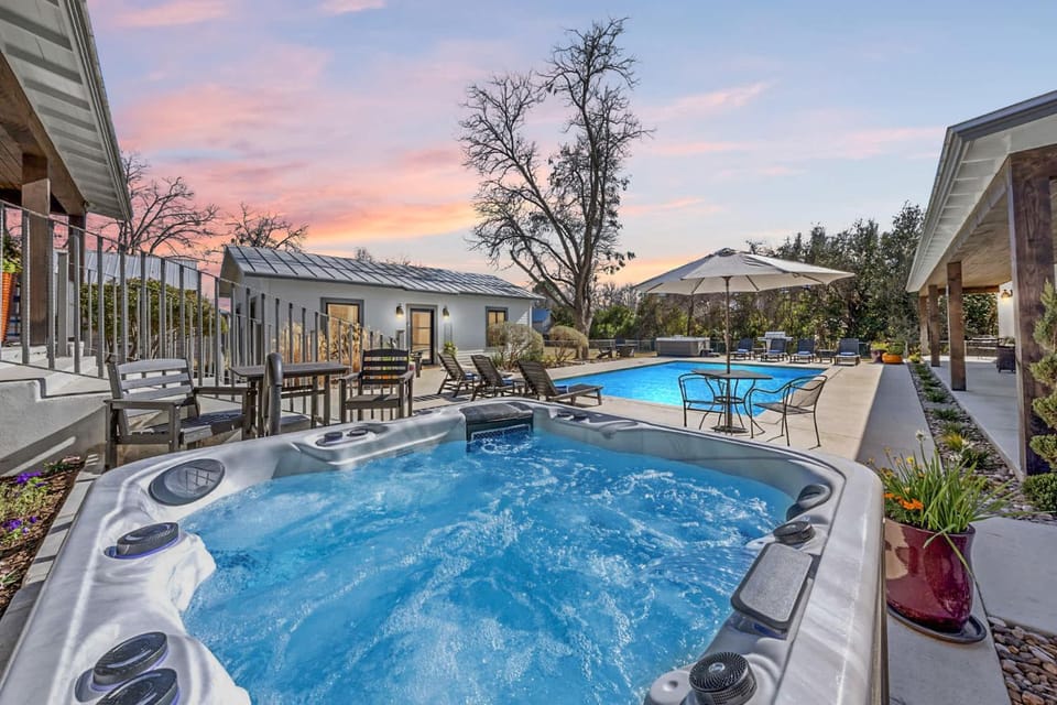Miles Manor - Pool 2 Hot Tubs & Walk to Main House in Fredericksburg