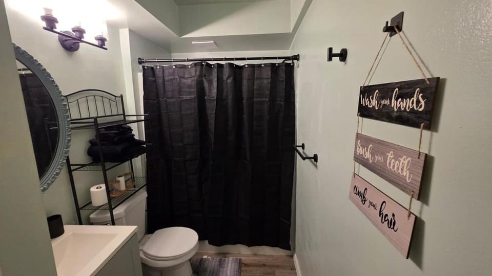 Nice 4 Bedrooms In Biscayne Gardens! House in Golden Glades