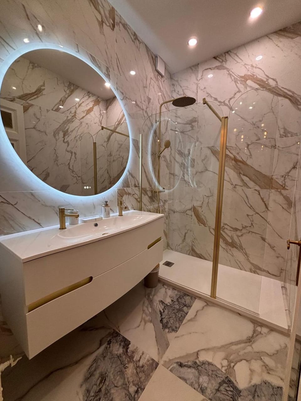 Magnifique Studio Champs Elysees Vue Tour Eiffel et Arc de Triomphe Apartment in Paris