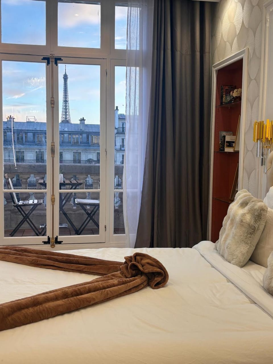 Magnifique Studio Champs Elysees Vue Tour Eiffel et Arc de Triomphe Apartment in Paris