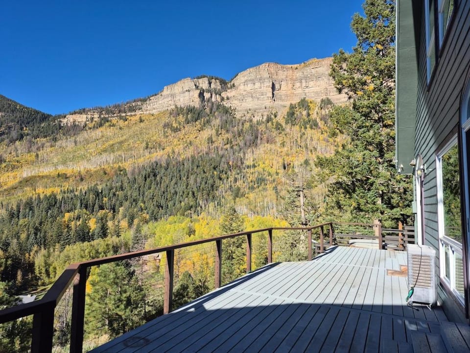 Updated MTN home views by Electra Lake Purg hot tub 3 ensuite bdrms House in La Plata County