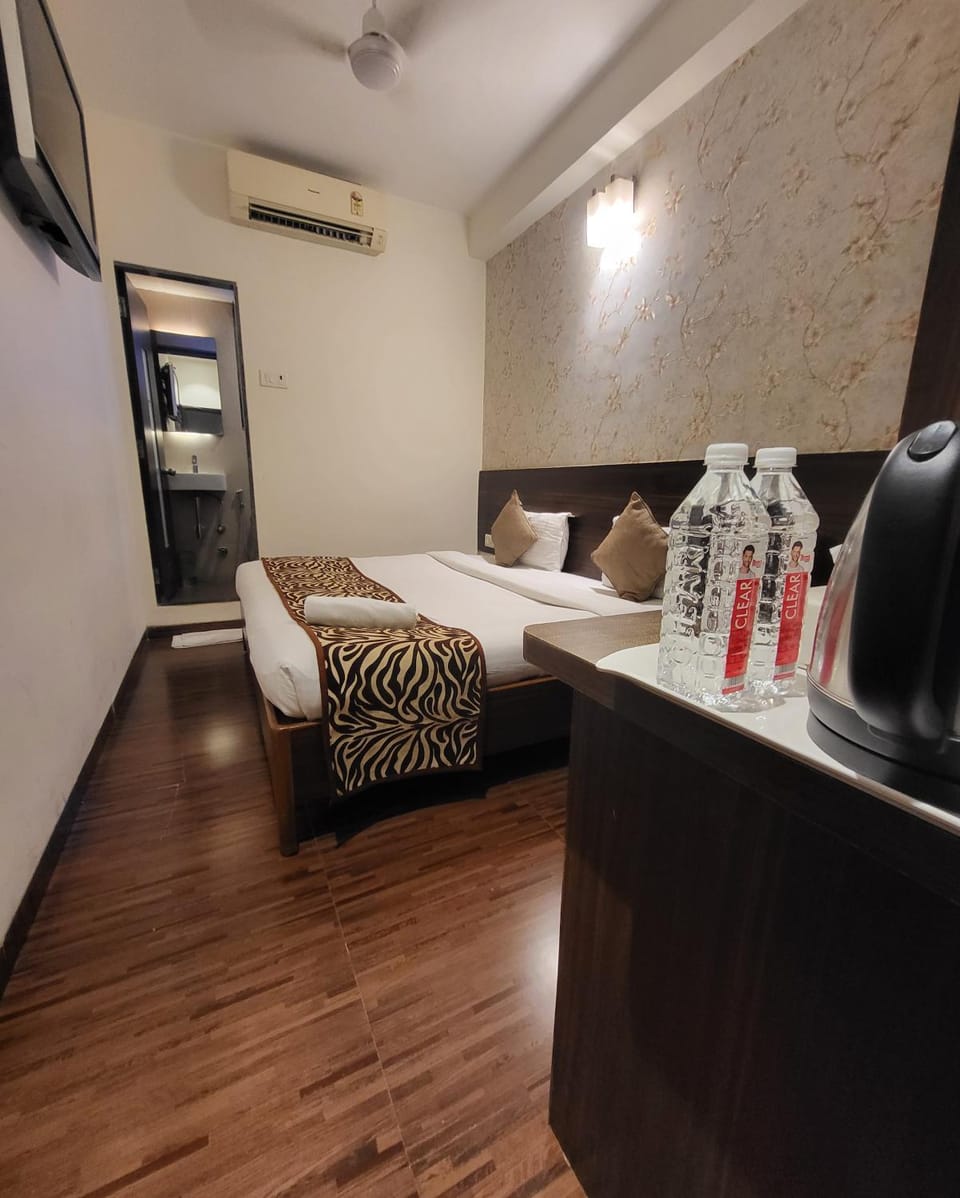 Bed, TV and multimedia, Photo of the whole room, Bedroom, air conditioner