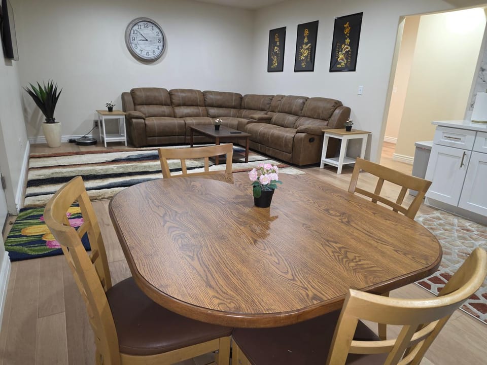Living room, Seating area, Dining area, Dinner