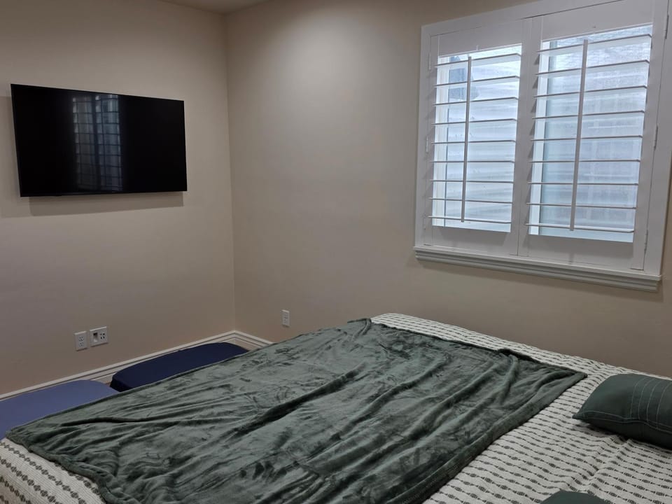 Bed, TV and multimedia, Bedroom