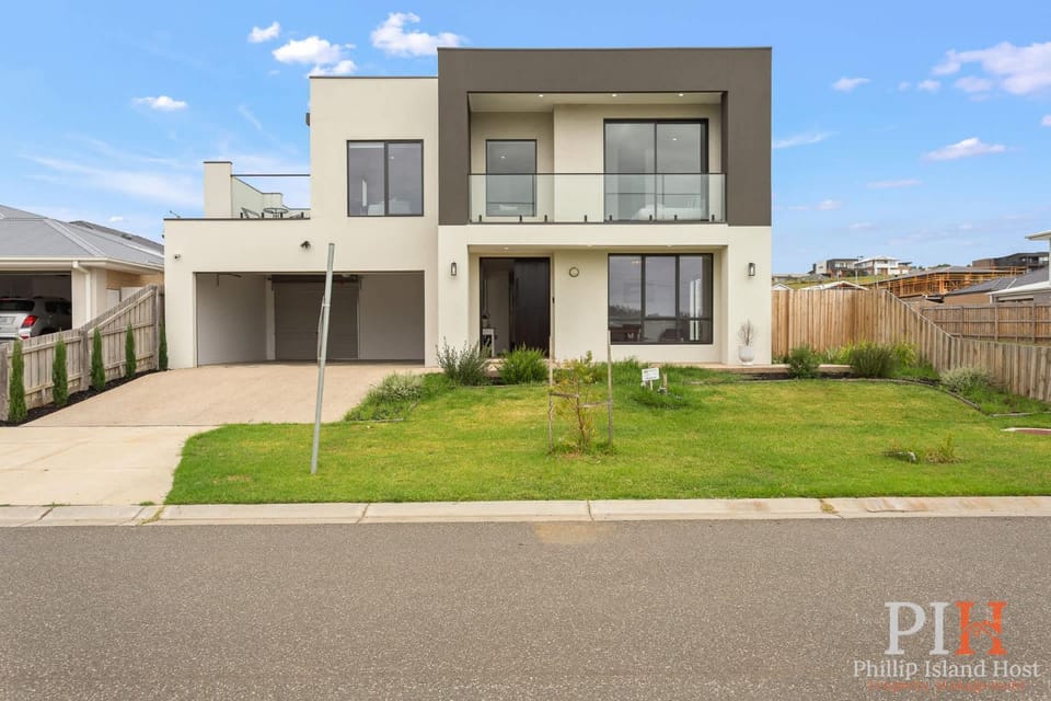 Spacious Central 2 story Luxury with views House in San Remo