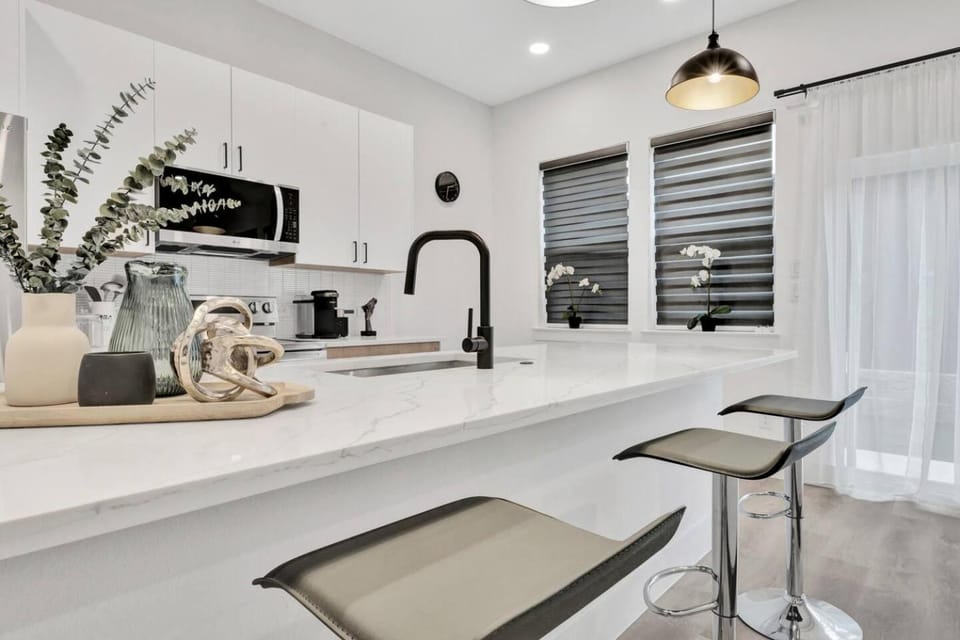 Elegant 4BR Home w Rooftop 5 min to Downtown House in Dallas
