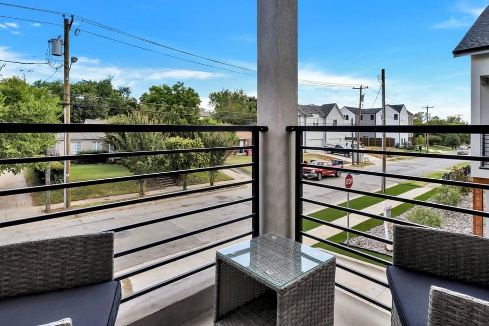 Elegant 4BR Home w Rooftop 5 min to Downtown House in Dallas