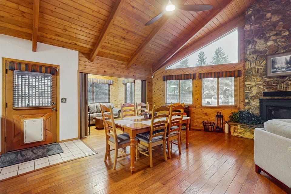 Pine-Perfect Getaway House in Munds Park