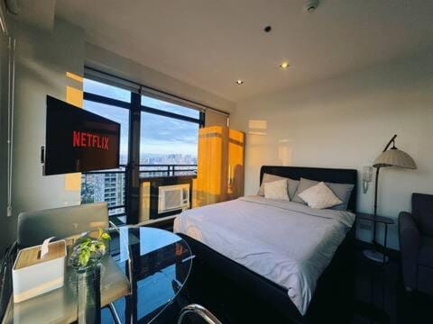 Bed, Dining area