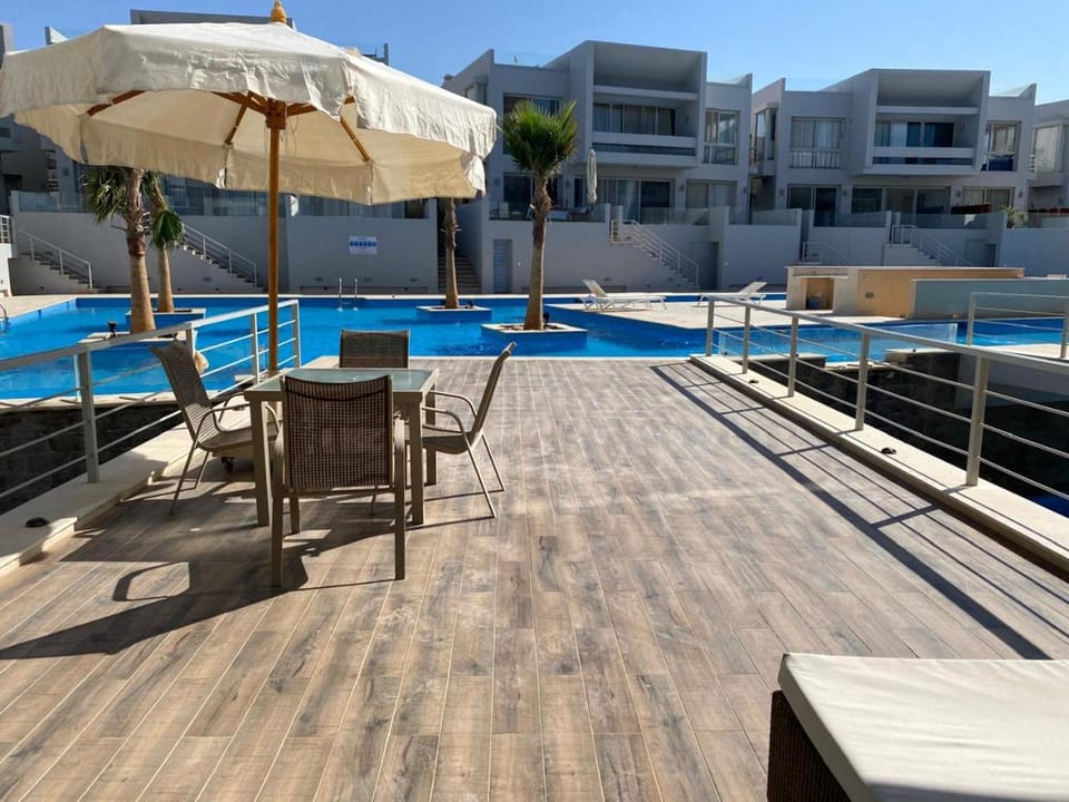 Property building, Swimming pool, sunbed