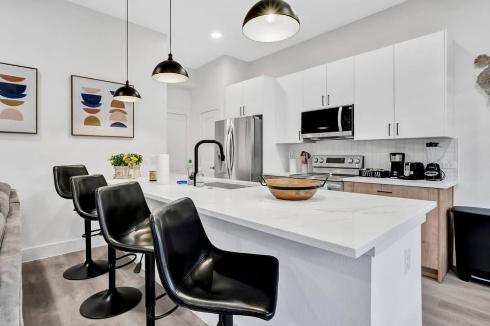 Dallas Escape w/ Rooftop + Yard • Sleeps 10 House in Dallas