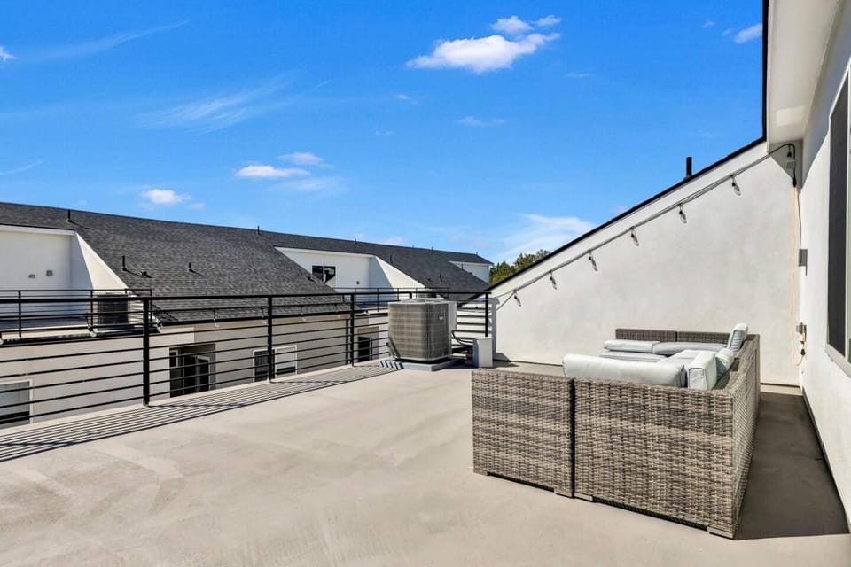 Dallas Escape w/ Rooftop + Yard • Sleeps 10 House in Dallas