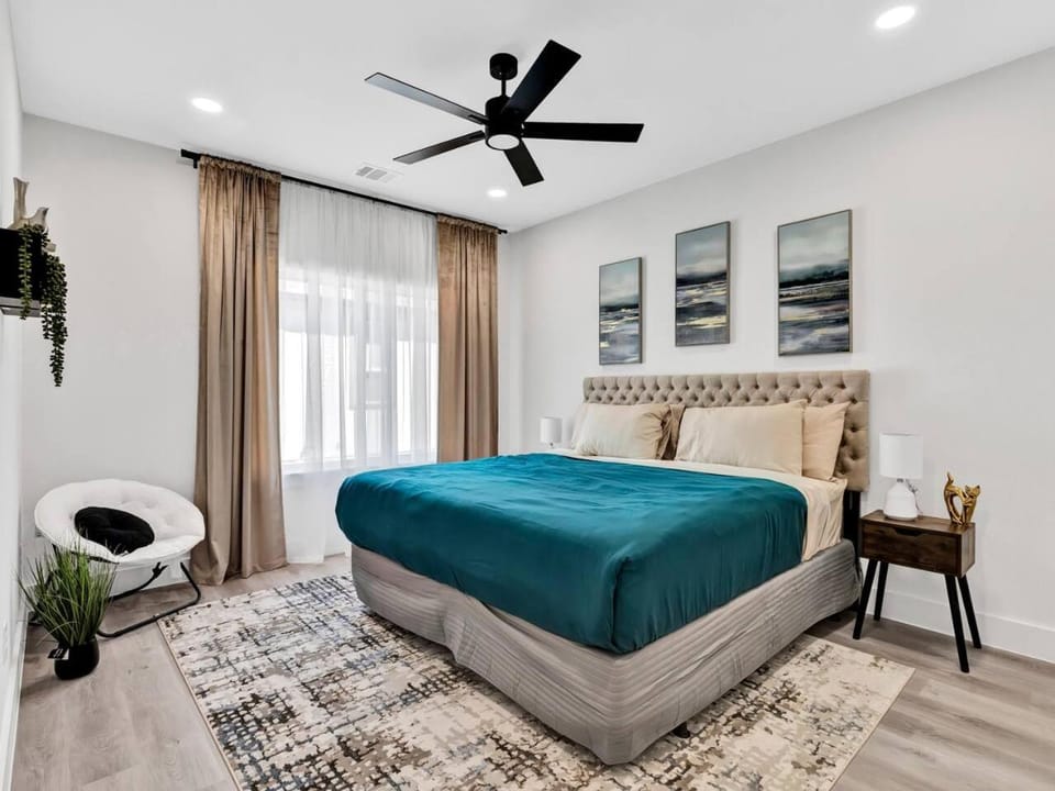 Dallas Escape w/ Rooftop + Yard • Sleeps 10 House in Dallas