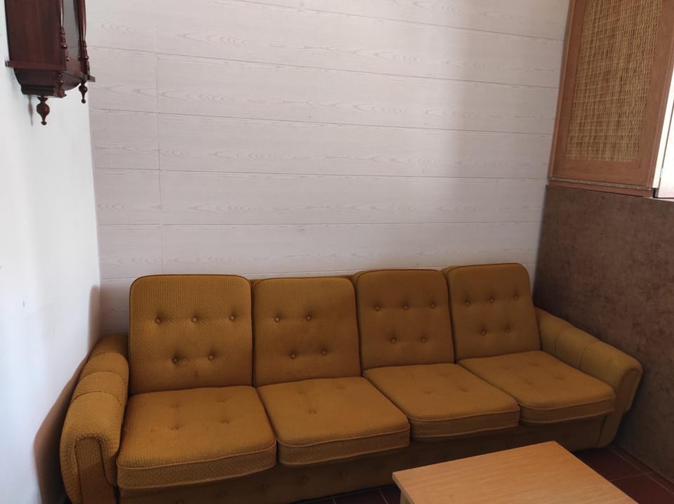 Seating area, Area and facilities