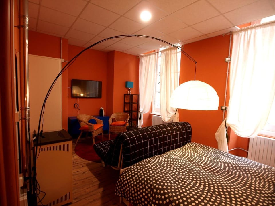 Bed, TV and multimedia, Photo of the whole room, Bedroom, Family, heating, air conditioner