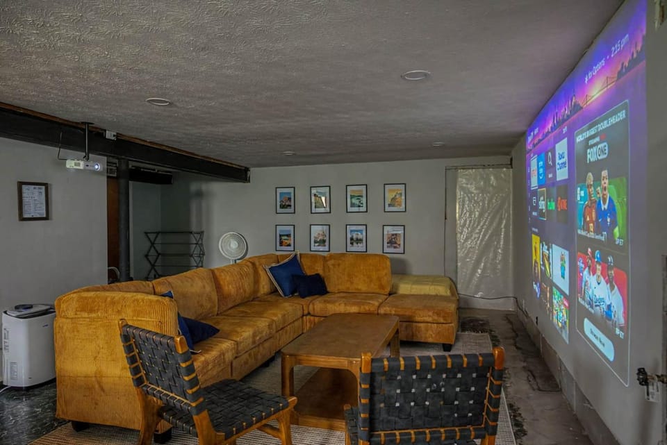 2 King Beds, Pool Table & Theater Wall near WPAFB House in Dayton