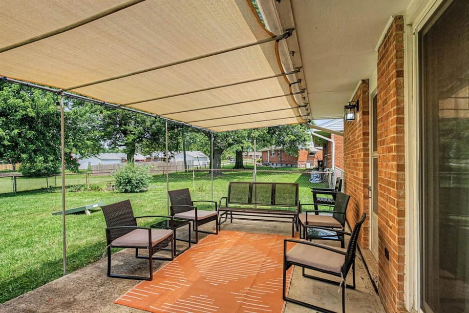 2 King Beds, Pool Table & Theater Wall near WPAFB House in Dayton