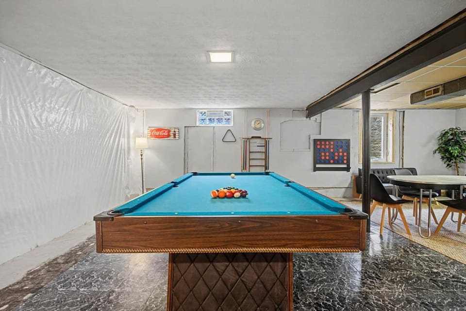 2 King Beds, Pool Table & Theater Wall near WPAFB House in Dayton