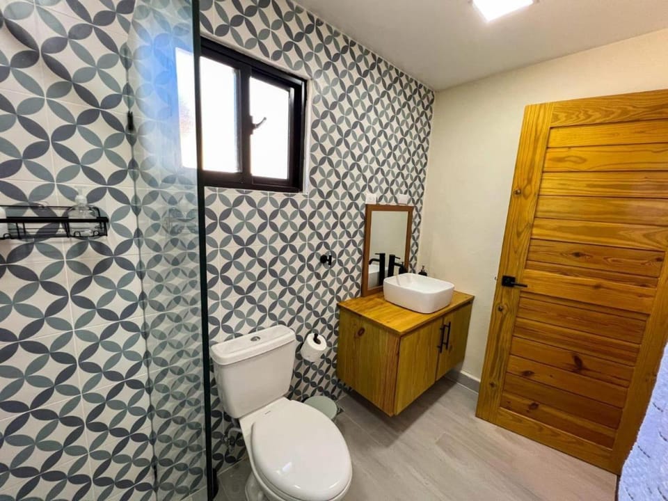Shower, Toilet