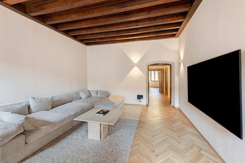 Penthouse In The Heart of Town House in Salo