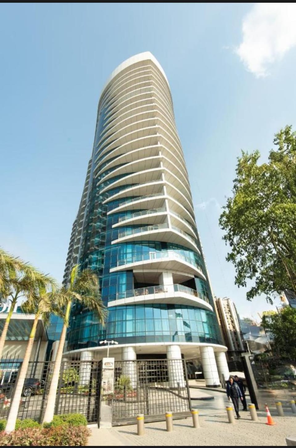 شقة فندقية فاخرة بإطلالة ساحرة على النيل والأهرامات هيلتون النيل المعادي Apartment in Cairo Governorate