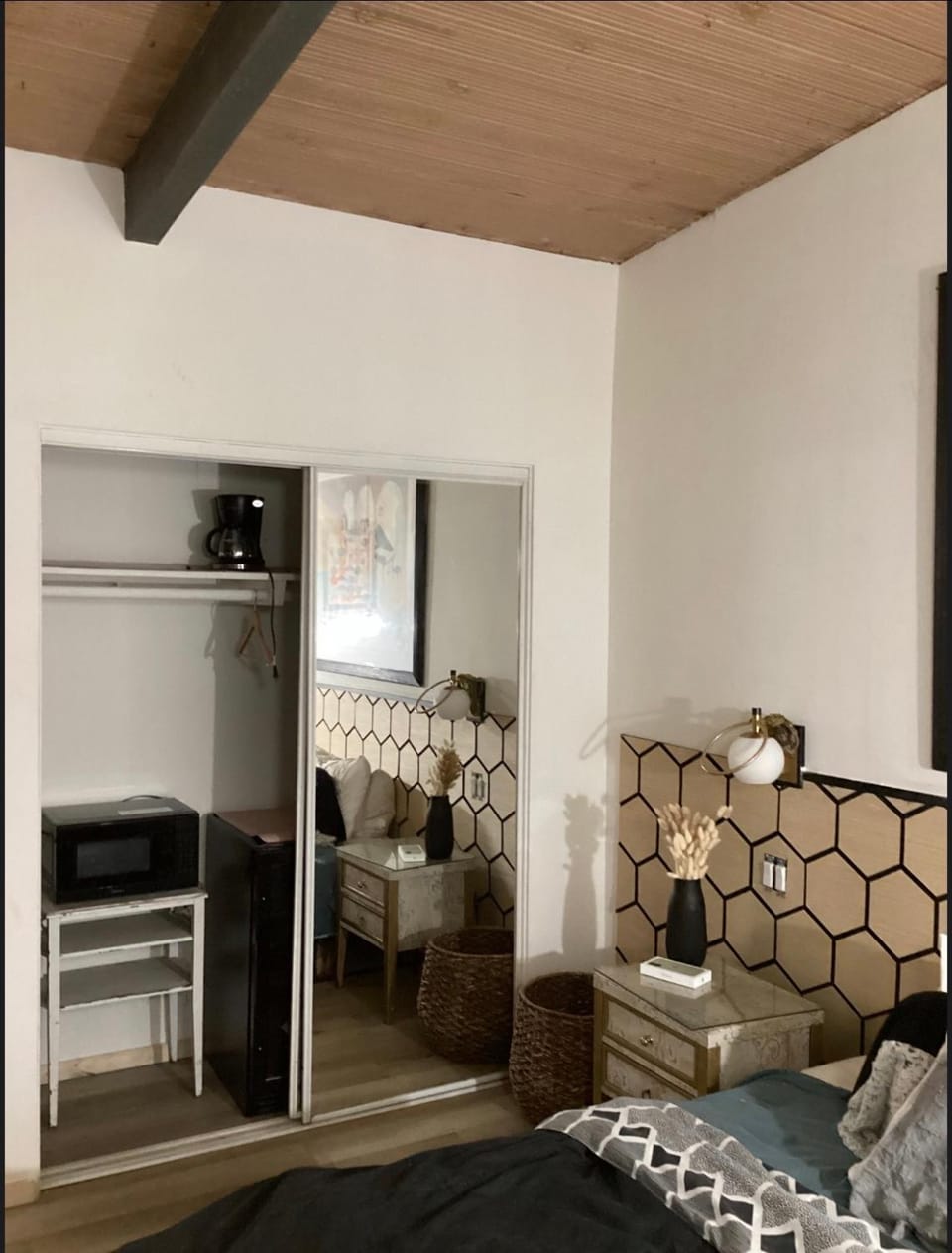 Coffee/tea facilities, microwave