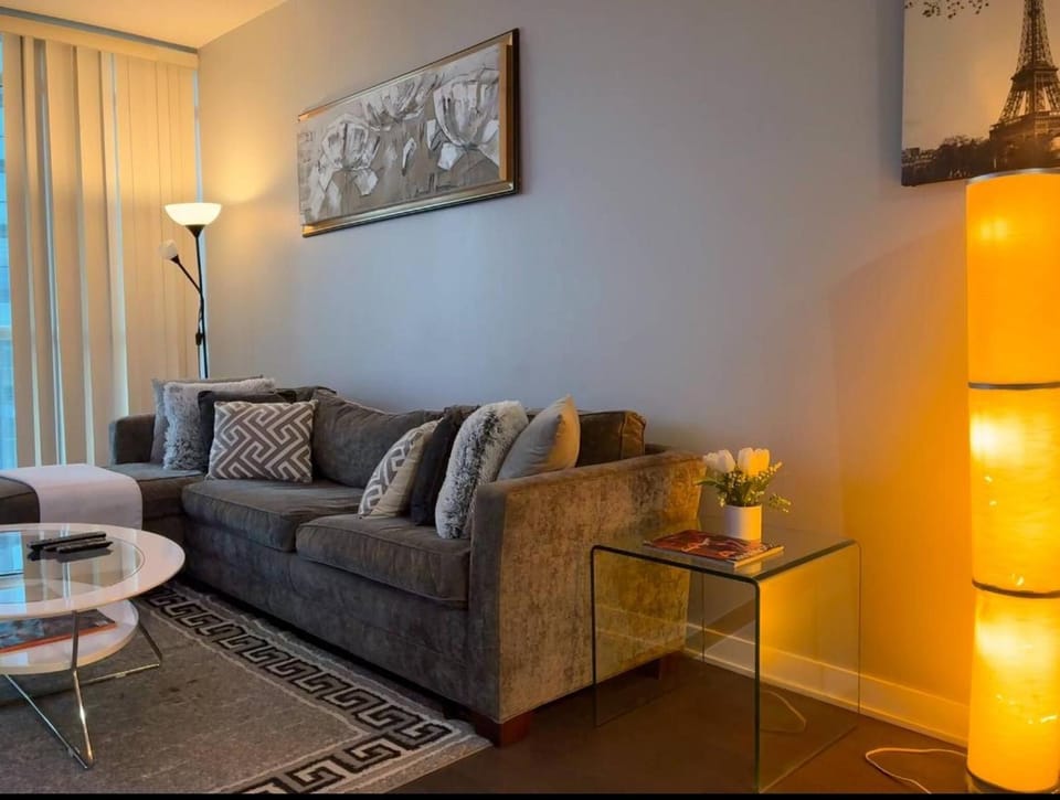 Spacious-Cozy 2Bed Condo in Square Ones Misissauga House in Mississauga