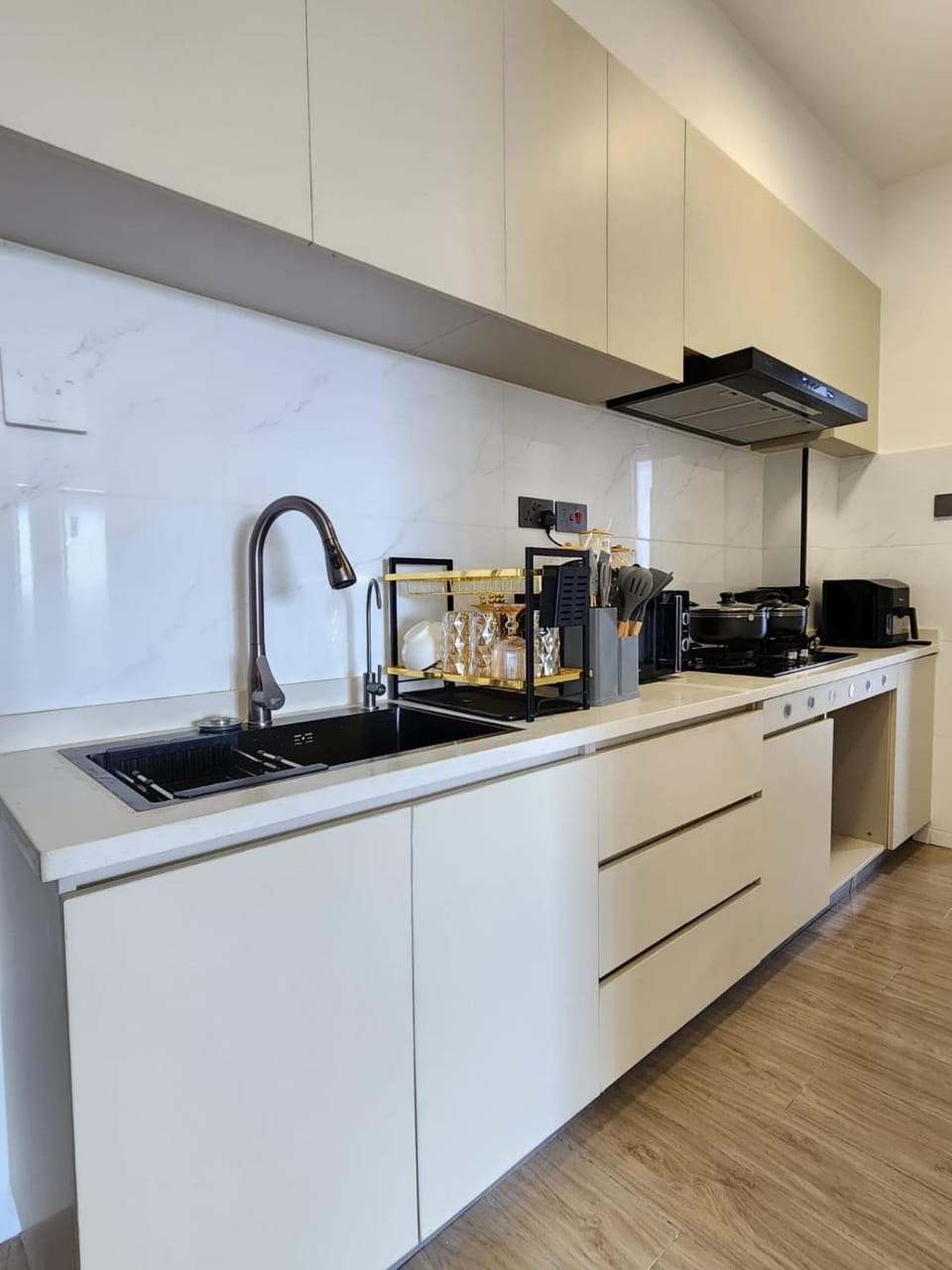 spacious living apartment with fully equipped gym swimming pool private parking space, child play area and amazing scenic views Apartment in Nairobi
