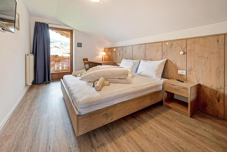 Bed, TV and multimedia, Bedroom, wardrobe