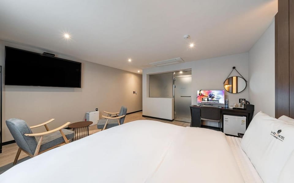 Bed, TV and multimedia, Bedroom