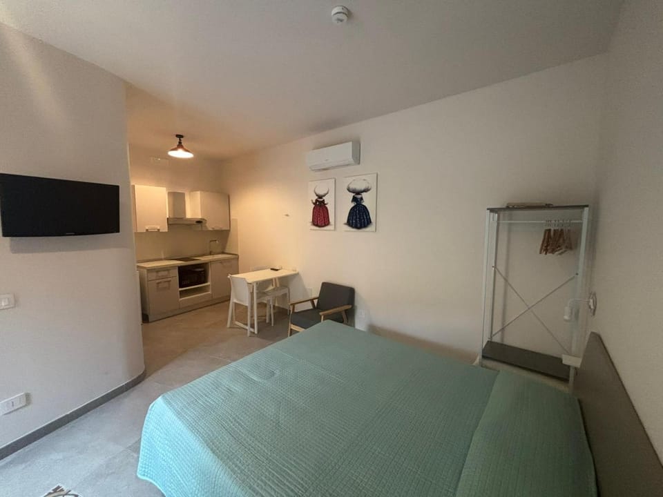 Bedroom, kitchen