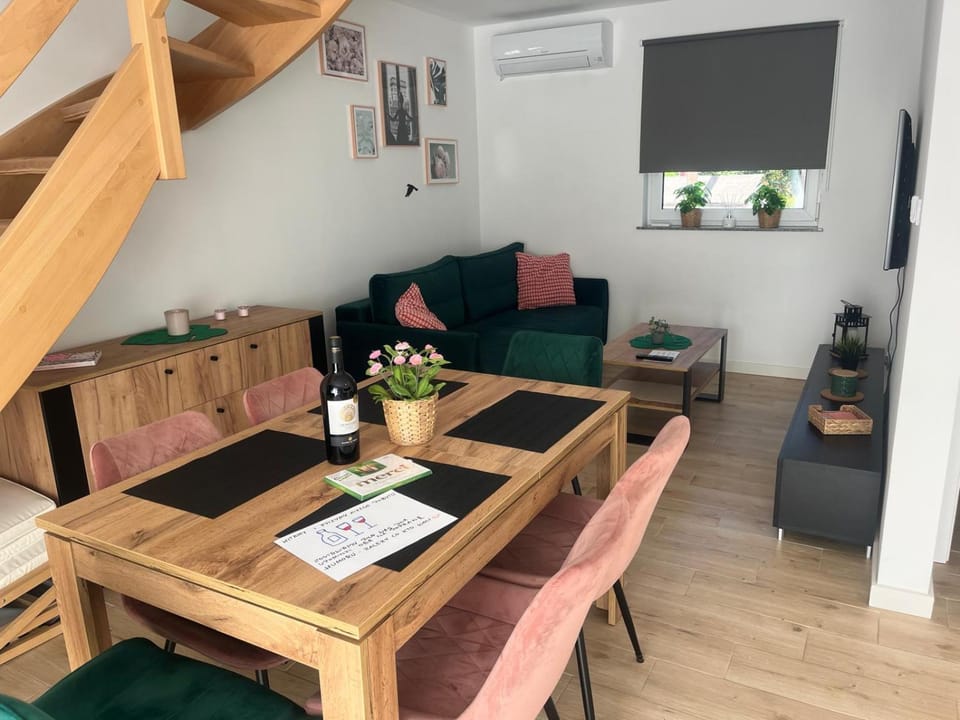 Living room, Seating area, air conditioner