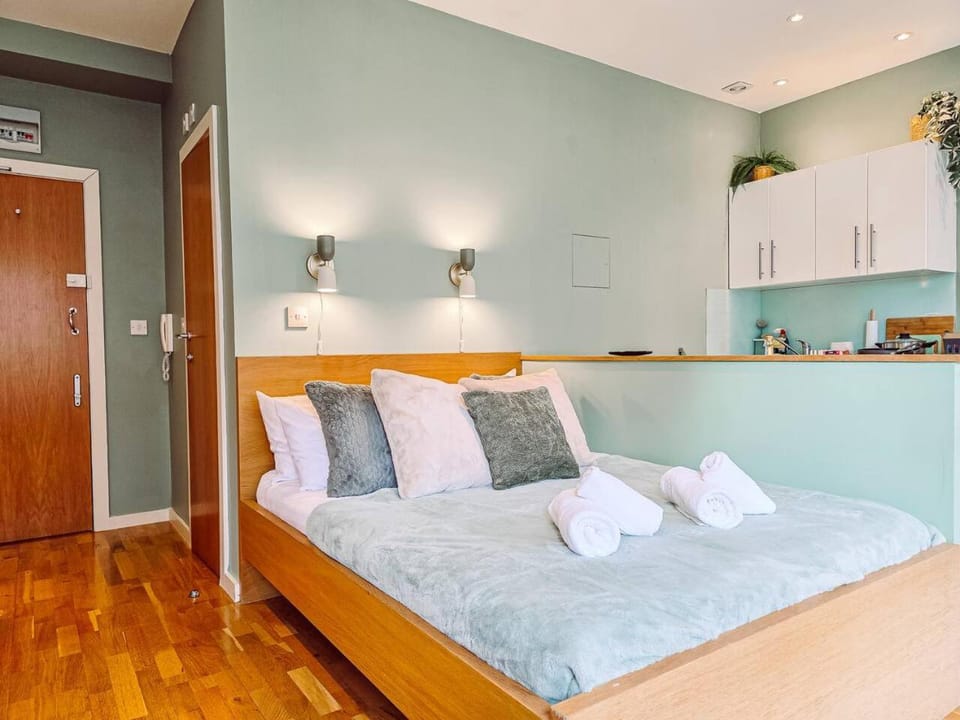 Bed, Kitchen or kitchenette, Photo of the whole room, Bedroom, towels