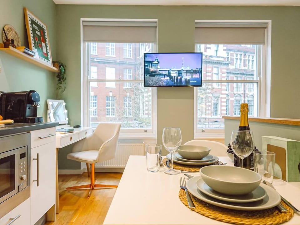 TV and multimedia, Kitchen or kitchenette, Seating area, Dining area