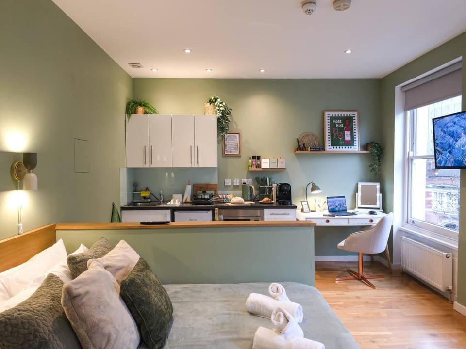 Bed, TV and multimedia, Coffee/tea facilities, Kitchen or kitchenette, Living room, Photo of the whole room, Seating area, Dining area, Bedroom, toaster
