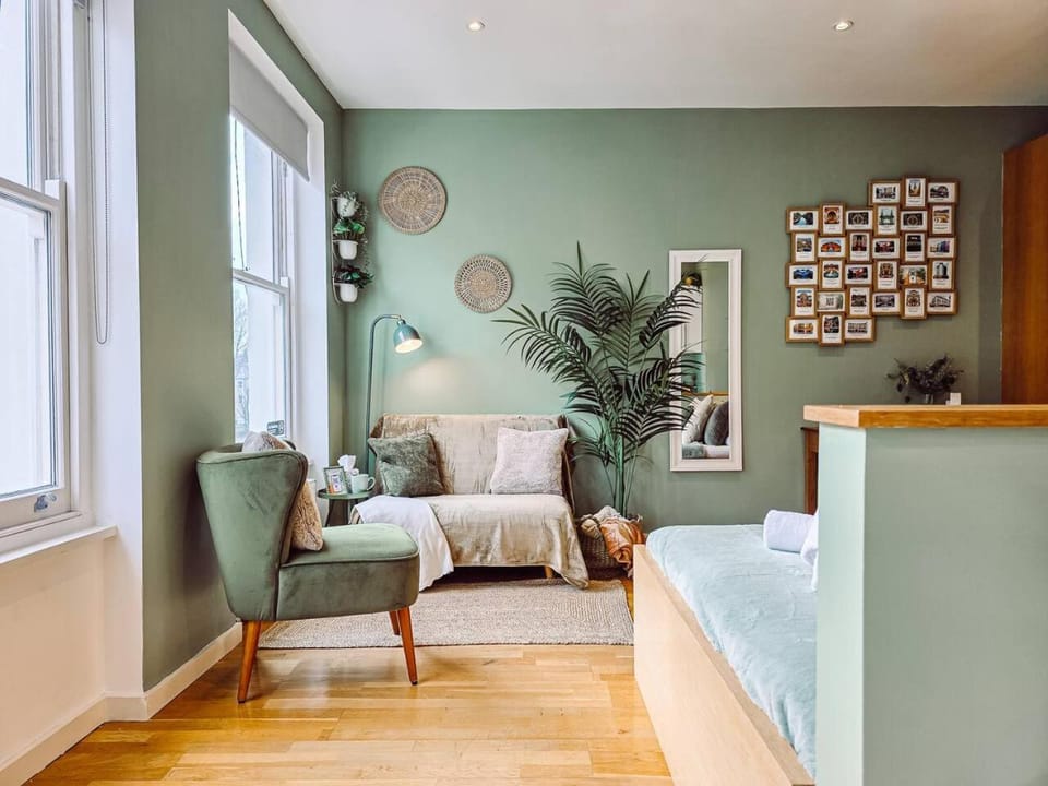 Bed, Living room, Photo of the whole room, Seating area, Bedroom