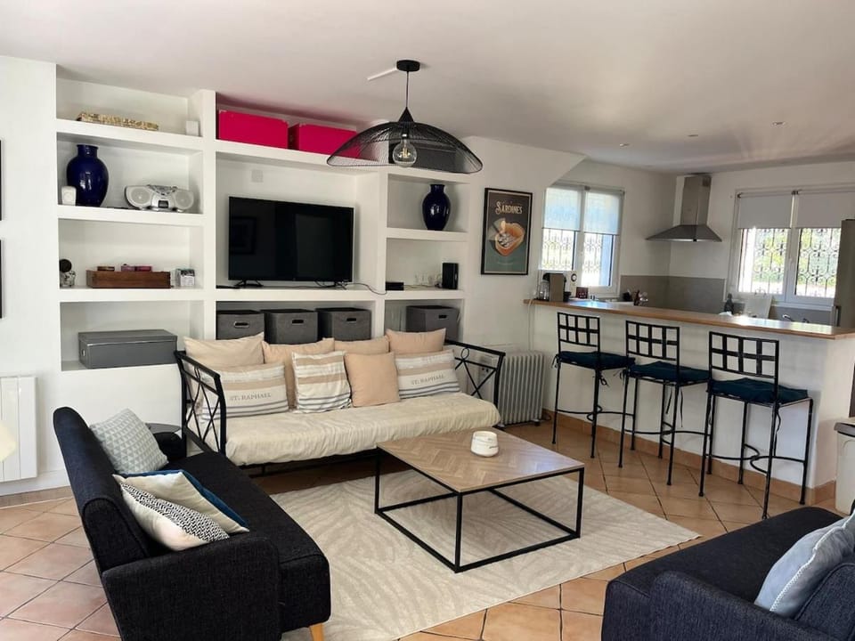Saint Raphael-Parc Santa Lucia waterfront villa House in Saint-Raphael