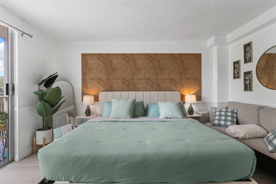 King Bed in Waikiki Snorkels & chairs Lanai Apartment in McCully-Moiliili