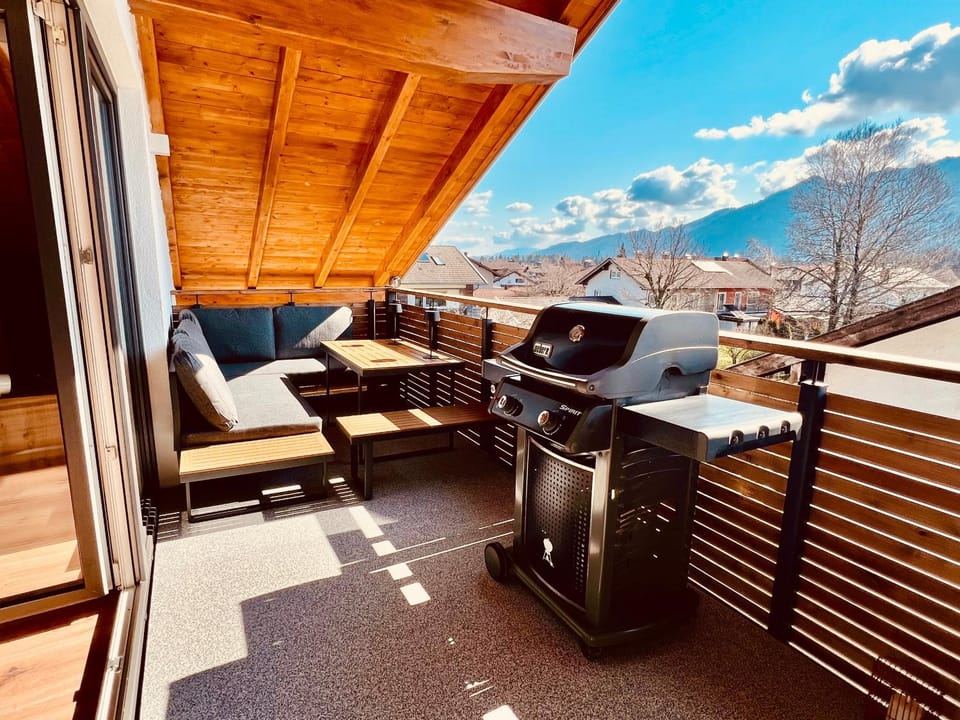 Ferienwohnung GernBlick - Neue Dachwohnung mit Bergblick und kostenlosem Privatparkplatz Apartment in Grassau