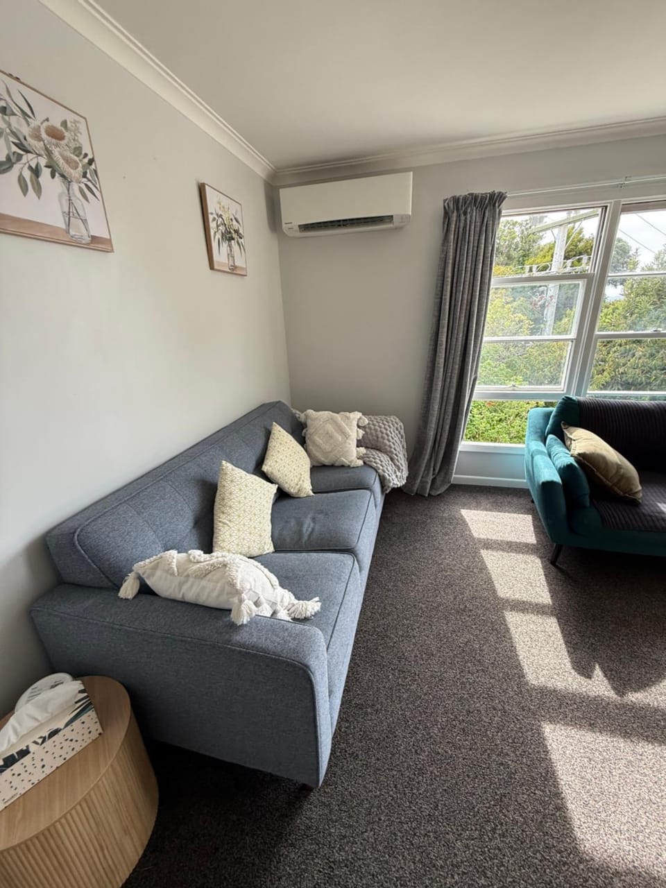 Living room, Seating area, air conditioner
