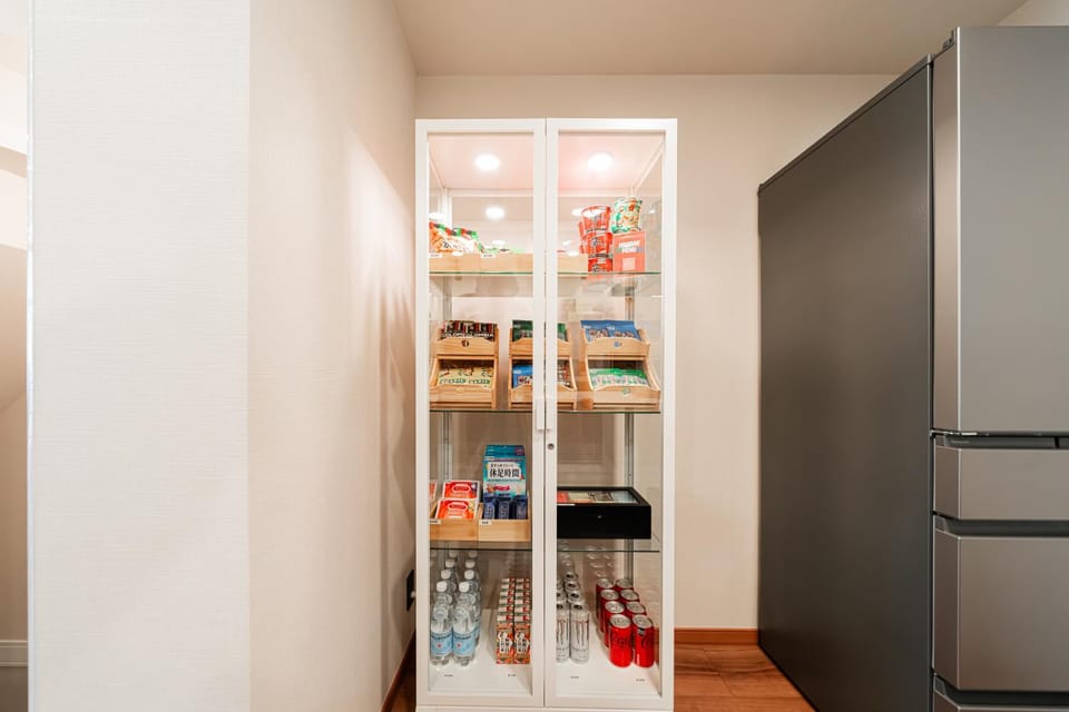 Kitchen or kitchenette, minibar