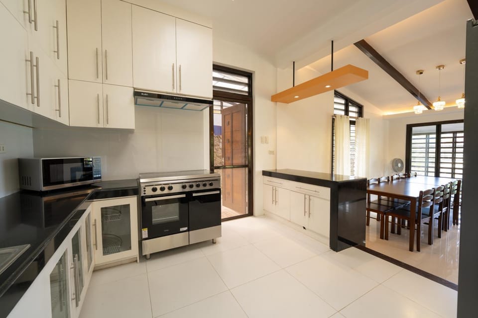 6BR Crystal Slopes and Six-slot Reserved Parking House in Baguio