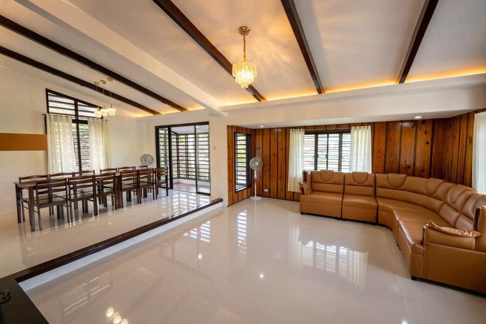 6BR Crystal Slopes and Six-slot Reserved Parking House in Baguio