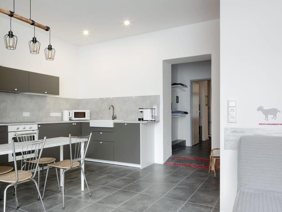 GROUNDfloor with private entrance, 55 sqm, 4 beds Apartment in Berlin