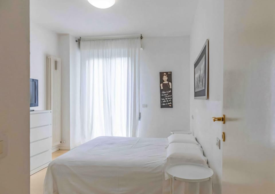 Bed, TV and multimedia, Photo of the whole room, Bedroom, towels, air conditioner