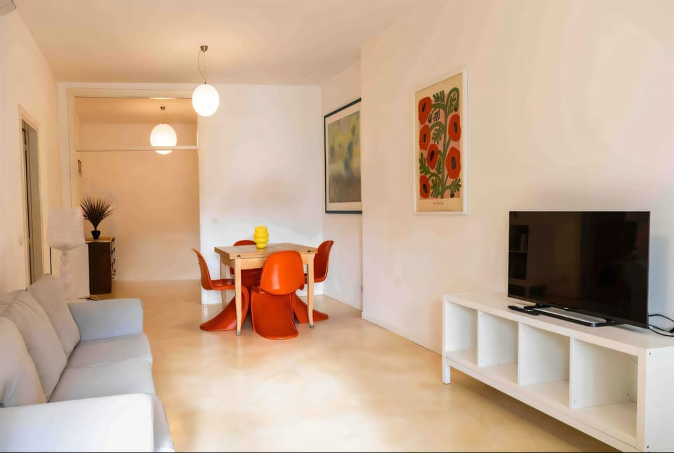 Communal lounge/ TV room, TV and multimedia, Living room, Seating area, Dining area, Evening entertainment