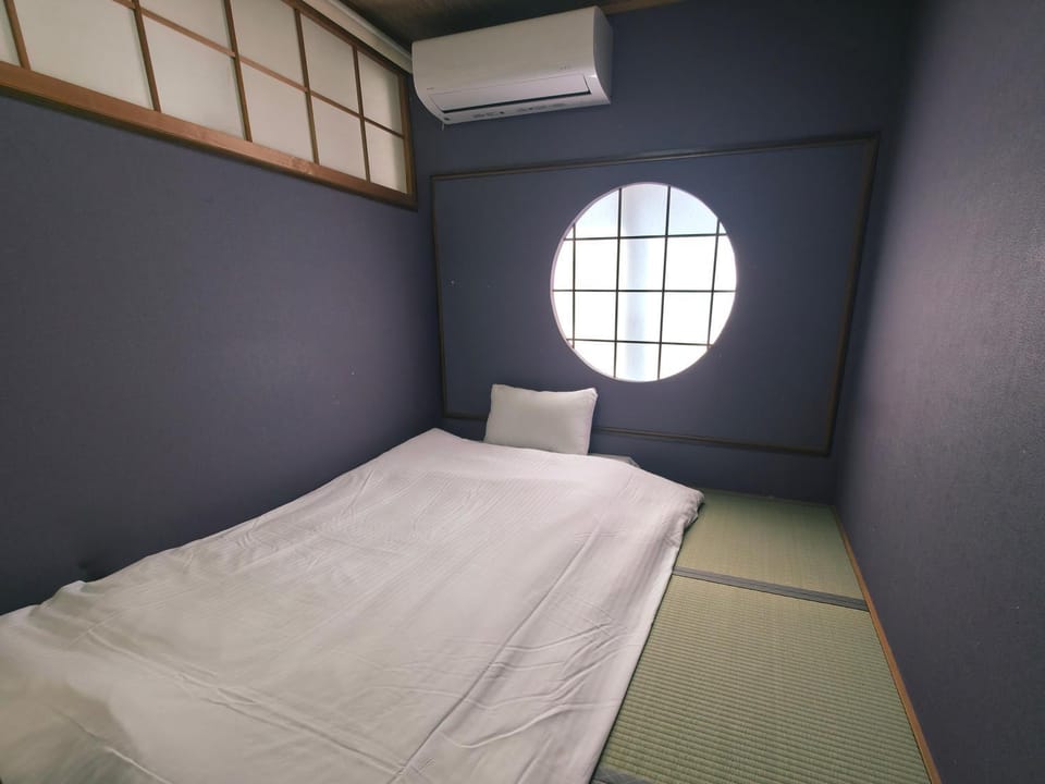 Photo of the whole room, air conditioner